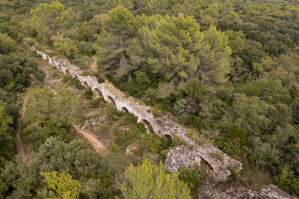 France, Gard (30), Vers-Pont-du-Gard, vestiges de l'aqueduc romain de plus de 52 km de longueur qui amenait l'eau de la Fontaine d'Eure au pied d'Uzès jusqu'à Nimes en passant sur le Pont du Gard  (vue aérienne)
