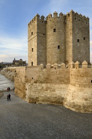 Espagne, Andalousie, Cordoue, centre historique classé Patrimoine Mondial de l'UNESCO, la Tour de la Calahorra, le pont romain sur le Guadalquivir du Ier siècle avant JC et la mosquée cathédrale en arrière plan