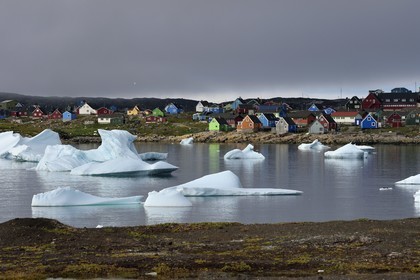 Groenland, cote ouest, Ile de Disko, baie du village de Qeqertarsuaq, icebergs devant le village