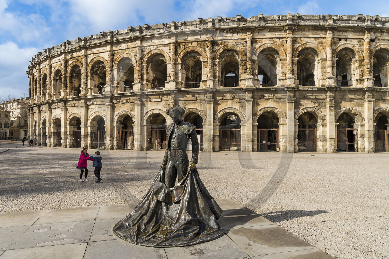 France, Gard (30), Nîmes, place des arènes, statue du torero Nimeno II par Serena Carone de 1994 devant les Arènes France, Gard (30), Nîmes, place des arènes, statue du torero Nimeno II par Serena Carone de 1994 devant les Arènes