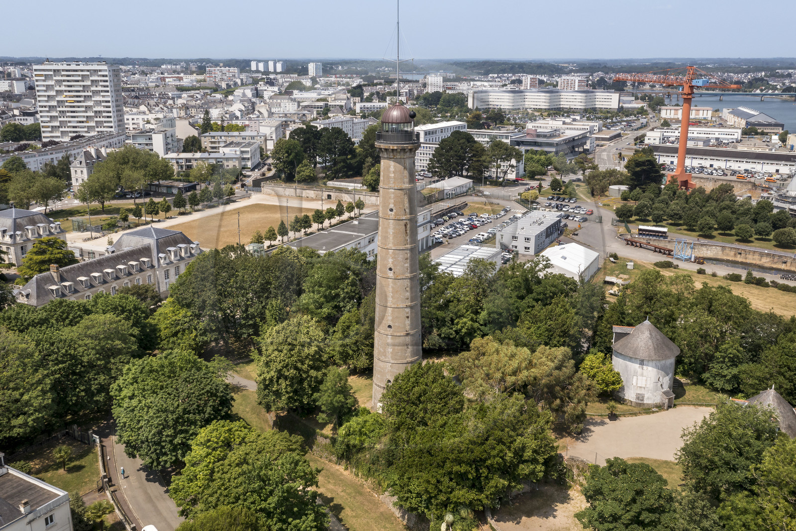 Morbihan (56), Lorient, l’Enclos du port, La tour de la découverte (vue aérienne)