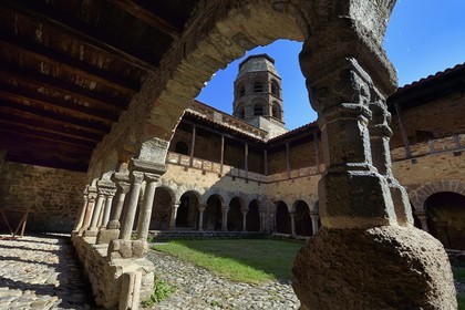 France, Haute-Loire (43), Lavaudieu, labellisé Les Plus Beaux Villages de France, Abbaye Saint-André de style roman auvergnat, le cloitre et l'église abbatiale
