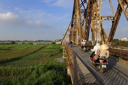 Vietnam, Hanoï, Pont Long Bien anciennement pont Paul Doumer est reservé à la circulation des trains, des deux-roues et des piétons
