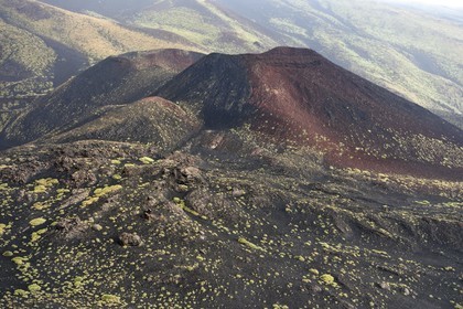 Italie, Sicile, Parc naturel régional de l’Etna, le Mont Etna, classé Patrimoine Mondial de l'UNESCO, cratère de l'éruption de 2001 non loin de la zone du refuge Sapienza