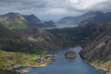 Norvège, Nordland, Iles Lofoten, Ile de Flakstad, village et port de Nussfjord (vue aérienne)