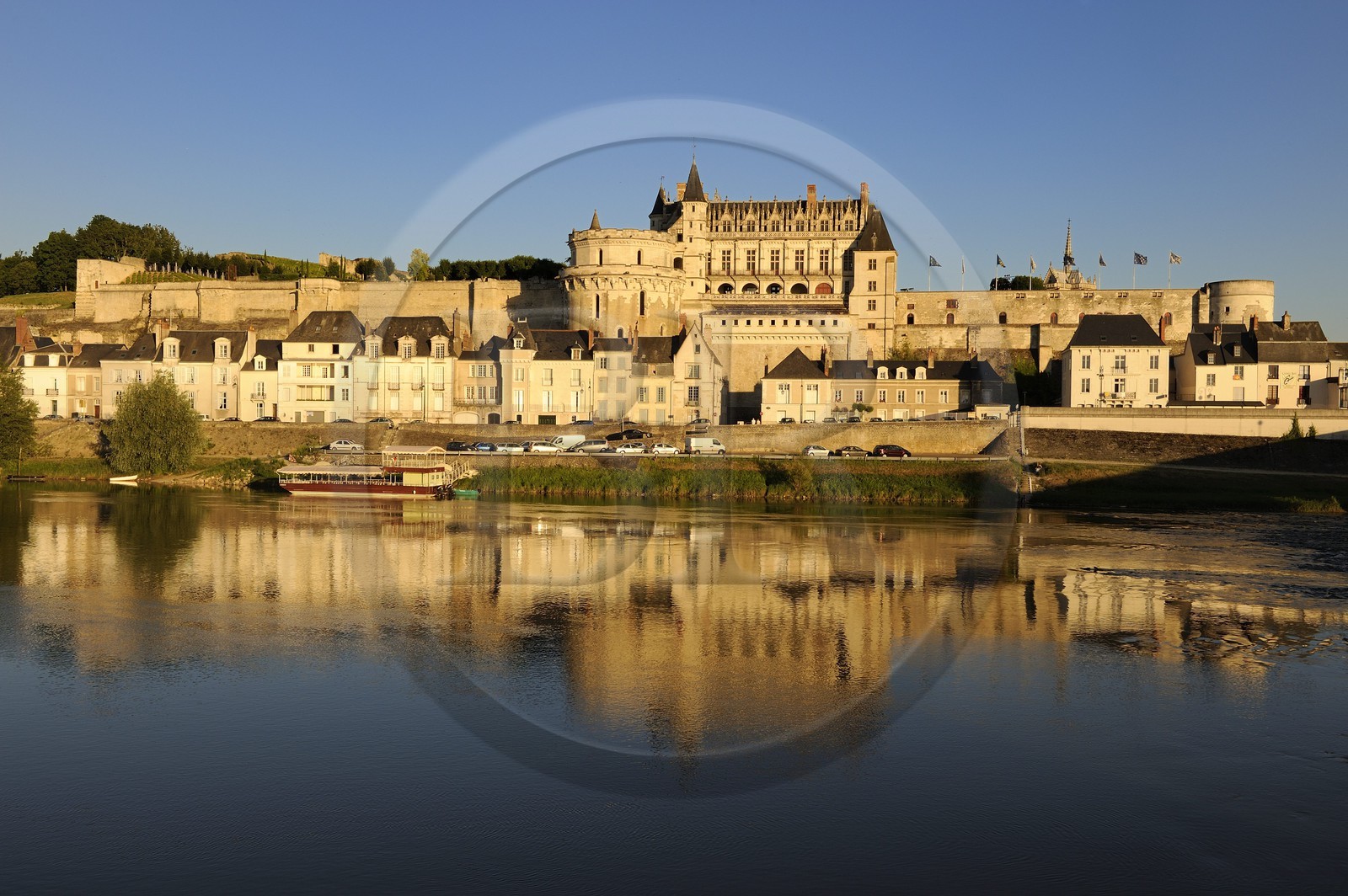 France, Indre et Loire (37), Vallée de la Loire classée Patrimoine mondial de l'UNESCO, château d'Amboise surplombant la Loire