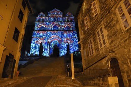 France, Haute-Loire (43), Le Puy-en-Velay, étape des chemins de Compostelle, la rue des Tables menant à la cathédrale Notre-Dame-de-l’Annonciation du XIIe siècle classée Patrimoine Mondial de l'UNESCO