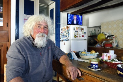 Italie, Sicile, iles Eoliennes, classées Patrimoine Mondial de l'UNESCO, ile de Stromboli, le pecheur Gaetano Cusolito dans la cuisine de son frère