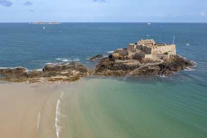 France, Ille et Vilaine, Cote d'Emeraude (Emerald Coast), Saint Malo, Fort National designed by Vauban and built by Garangeau in the 17th century seen from the top of the ramparts and the large Sillon Beach in the foreground (aerial view)