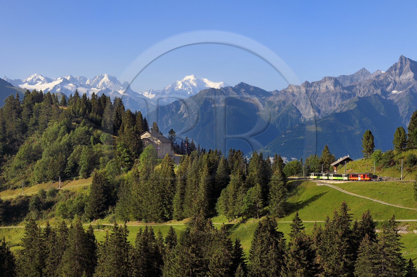 Suisse, canton de Vaud, Villars-sur-Ollon, train qui rejoint la gare du col de Bretaye à la station Bouquetins et le Mont-Blanc en arrière plan