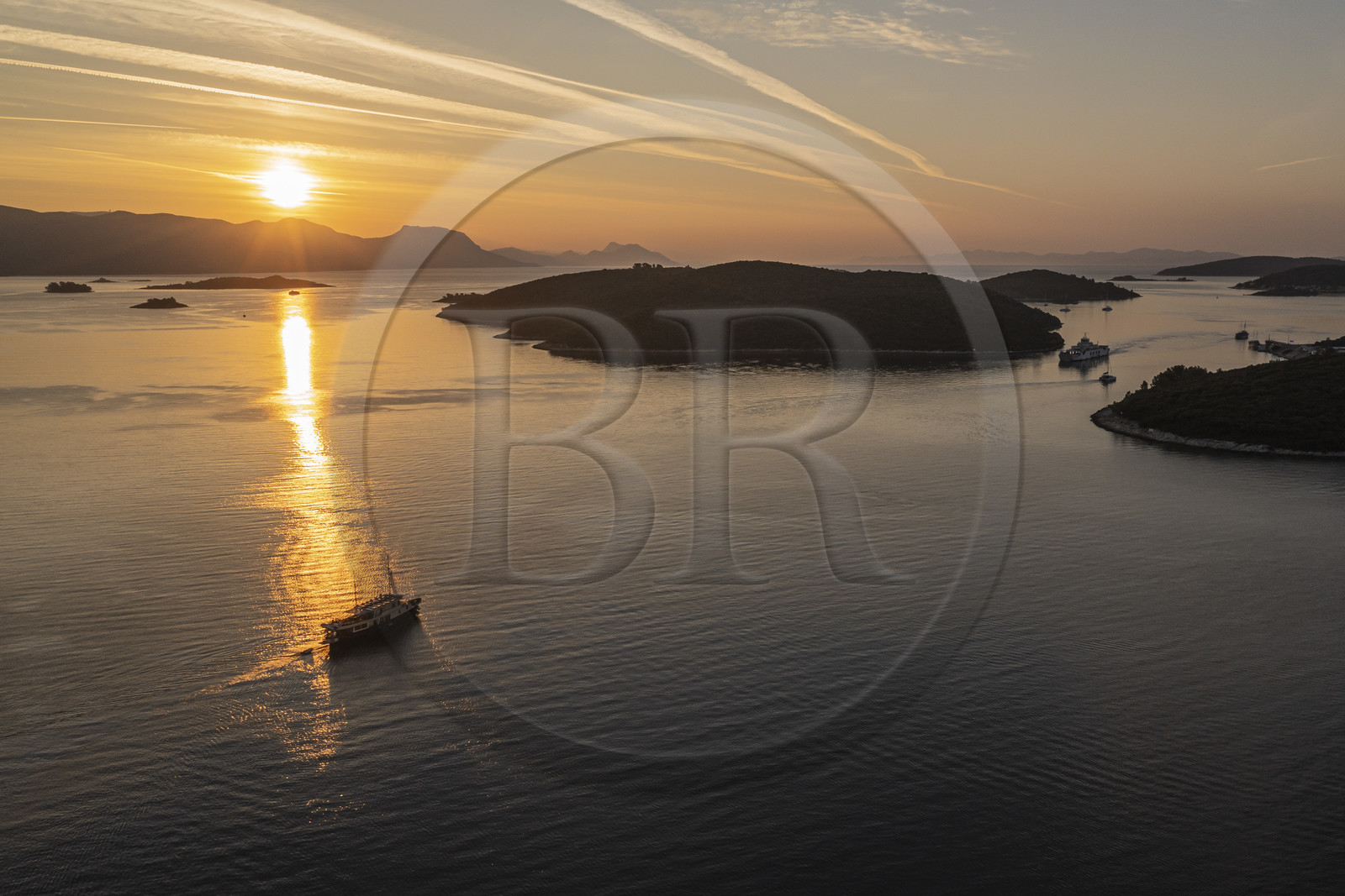Croatie, Dalmatie, cote dalmate, bateau naviguant à l'aube vers l'archipel de Skoji dans le détroit entre la presqu'ile de Peljesac et Ile de Korcula (vue aérienne)