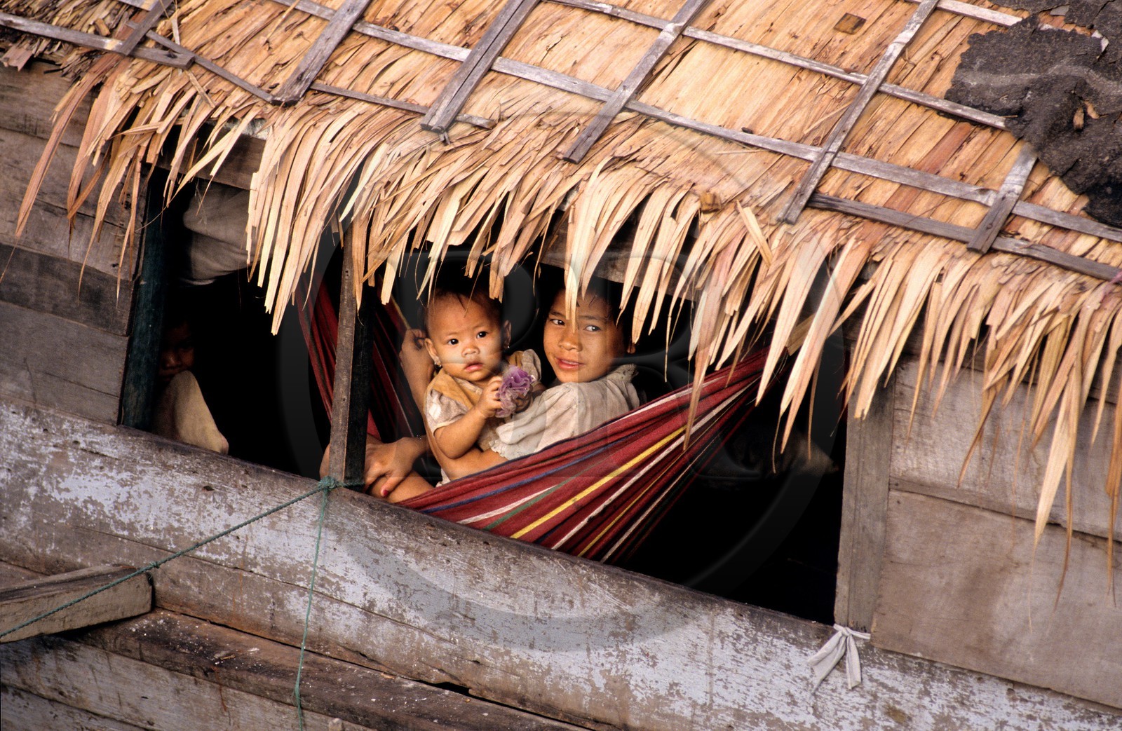 Vietnam, Ho Chi Minh ville, Saigon, femme et bébé dans leur bateaux-maison
