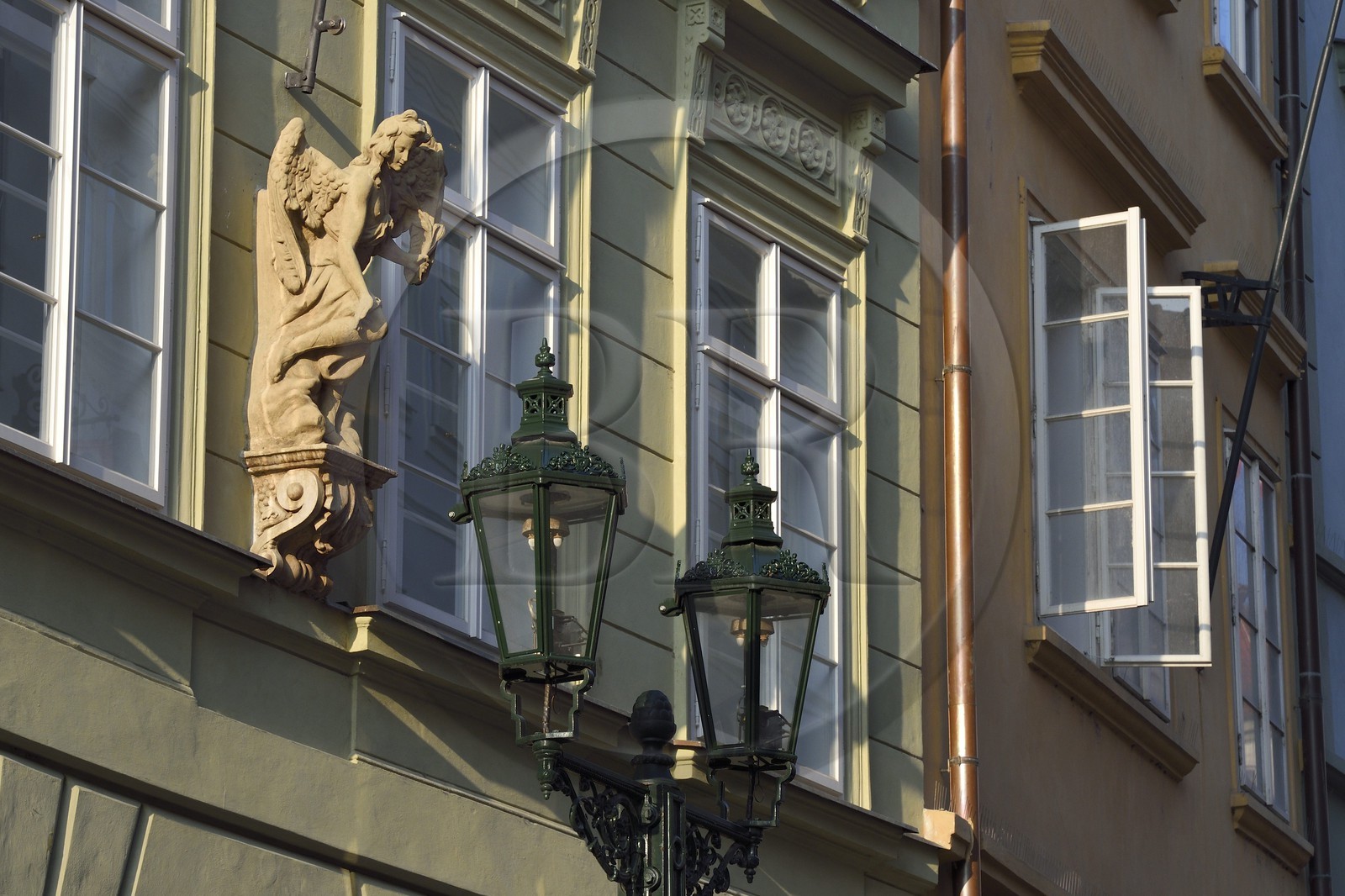 République Tchèque, Prague, centre historique classé Patrimoine Mondial de l'UNESCO, quartier Mala Strana, ange rue Nerudova