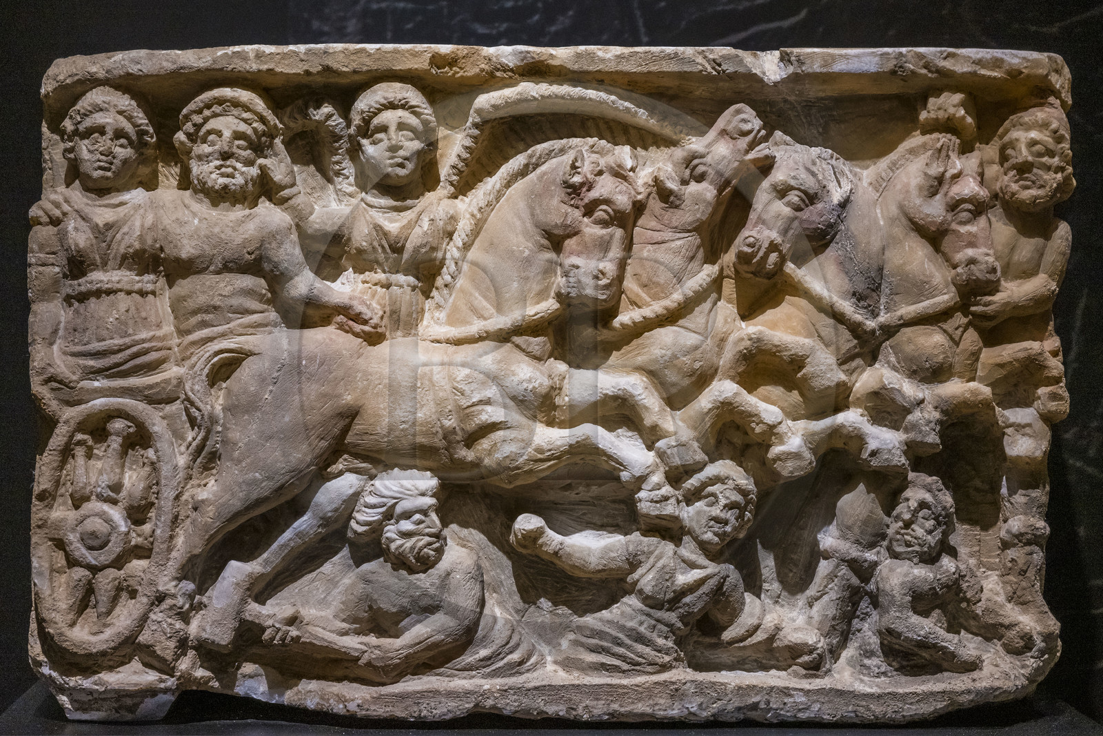 France, Gard (30), Nîmes, Musée de la Romanité, cuve d'une urne cinéraire étrusque en albatre représentant l'enlèvement de Perséphone (Volterra IIème siècle av. J.-C.)(exposition temporaire)