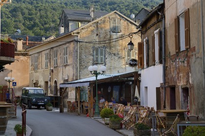 France, Haute-Corse (2B), Castagniccia, village de La Porta, café dans la rue principale