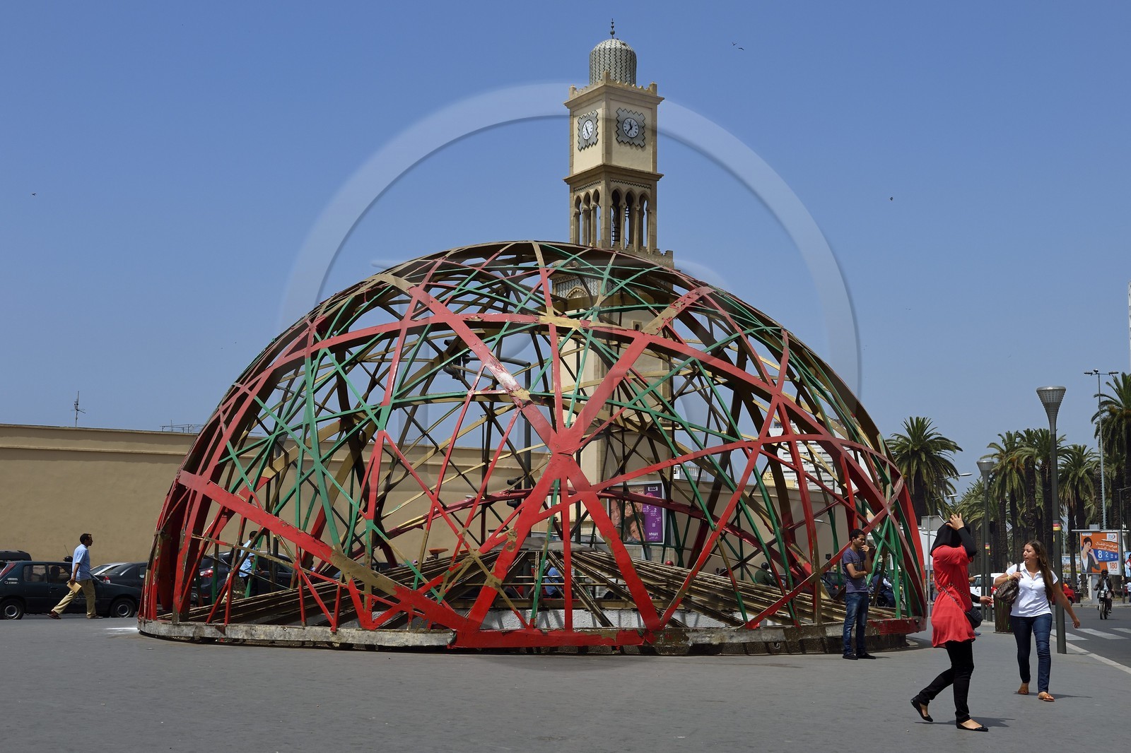 Maroc, Casablanca, place des Nations-Unies, la sphère Zevaco et la tour de l'Horloge