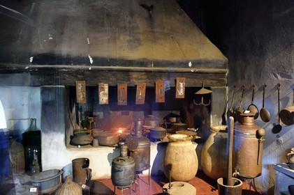 France, Ile de la Reunion, Saint-Gilles-les-Hauts, Musée de Villèle dans le domaine Panon-Desbassyns, ancienne propriété coloniale au cœur d'une grande plantation de canne à sucre qui faisait travailler un peu plus de 400 esclaves, l'ancienne cuisine dans un batiment exterieur à la maison de maitre