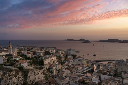 France, Bouches-du-Rhône (13), Marseille, quartier d'Endoume, le Vallon des Auffes, l'archipel du Frioul avec le Chateau d'If en arrière plan