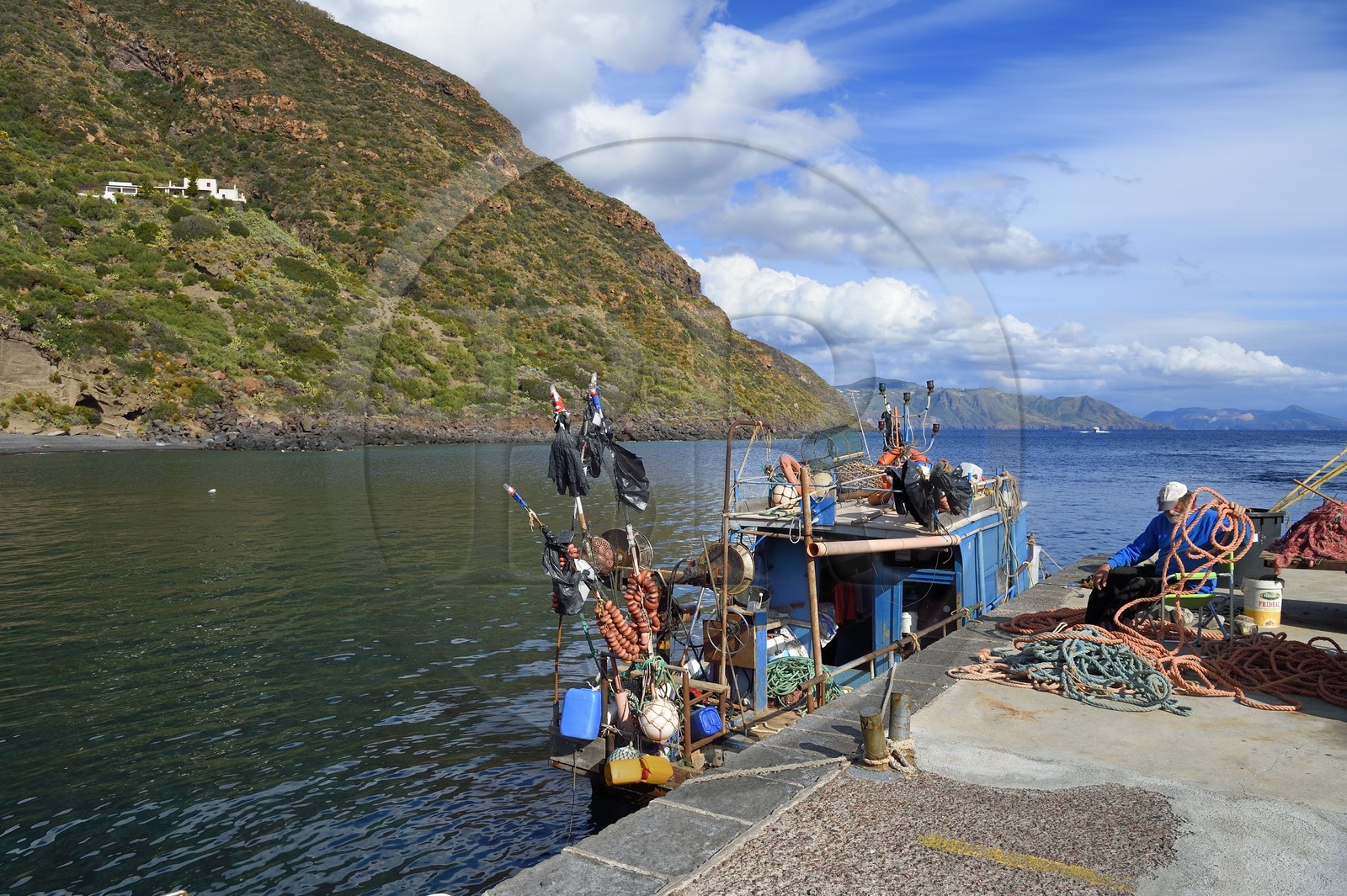 Italie, Sicile, iles Eoliennes, classées Patrimoine Mondial de l'UNESCO, Ile de Salina, pêcheur et son bateau dans le port de Rinella