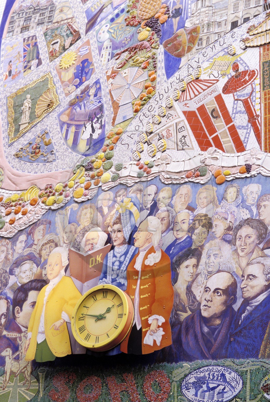 Royaume-Uni, Londres, horloge dans une fresque géante dans le quartier de Carnaby Street