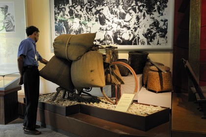 Vietnam, Hanoï, le musée de l'armée, transport de riz à vélo sur la piste Ho Chi Minh