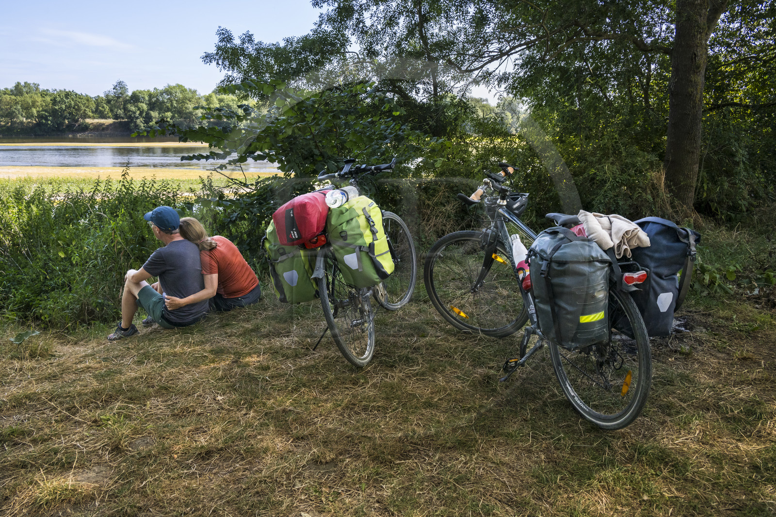 France, Maine-et-Loire (49), vallée de la Loire classée au Patrimoine Mondial par l'UNESCO, Saumur vers Saint-Hilaire, pause sur la randonnée à bicyclette le long des berges de la Loire sur la piste cyclable La Loire à Vélo