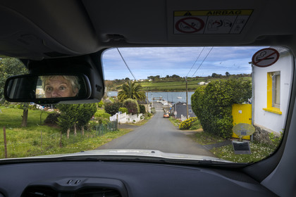 France, Côtes-d'Armor (22), arrivée en voiture à La Roche Jaune à Plouguiel et les bords de l'embouchure du fleuve Jaudy
