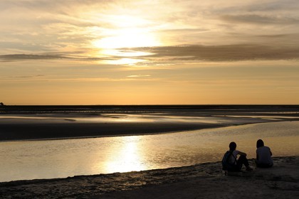 France, Manche (50), Baie du Mont-Saint-Michel, les berges submersibles de la rivière Couesnon au coucher de soleil
