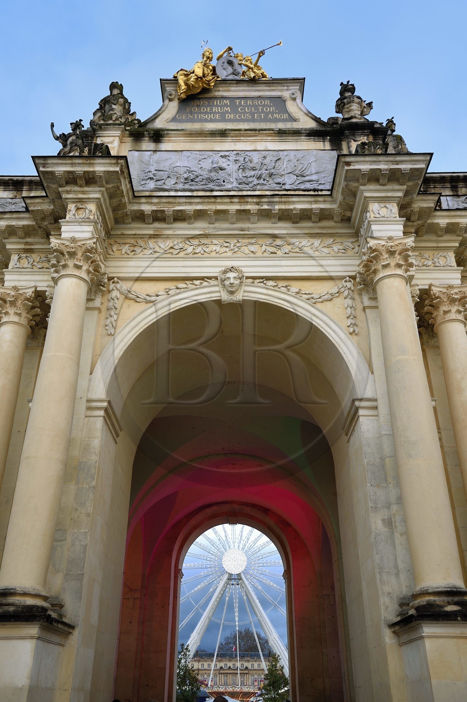 France, Meurthe-et-Moselle (54), Nancy, place Stanislas (ancienne Place Royale) lors de la fête de la Saint-Nicolas, classée Patrimoine Mondial de l'UNESCO, l'Arc de Triomphe (la Porte Héré) et la grande roue en arrière plan