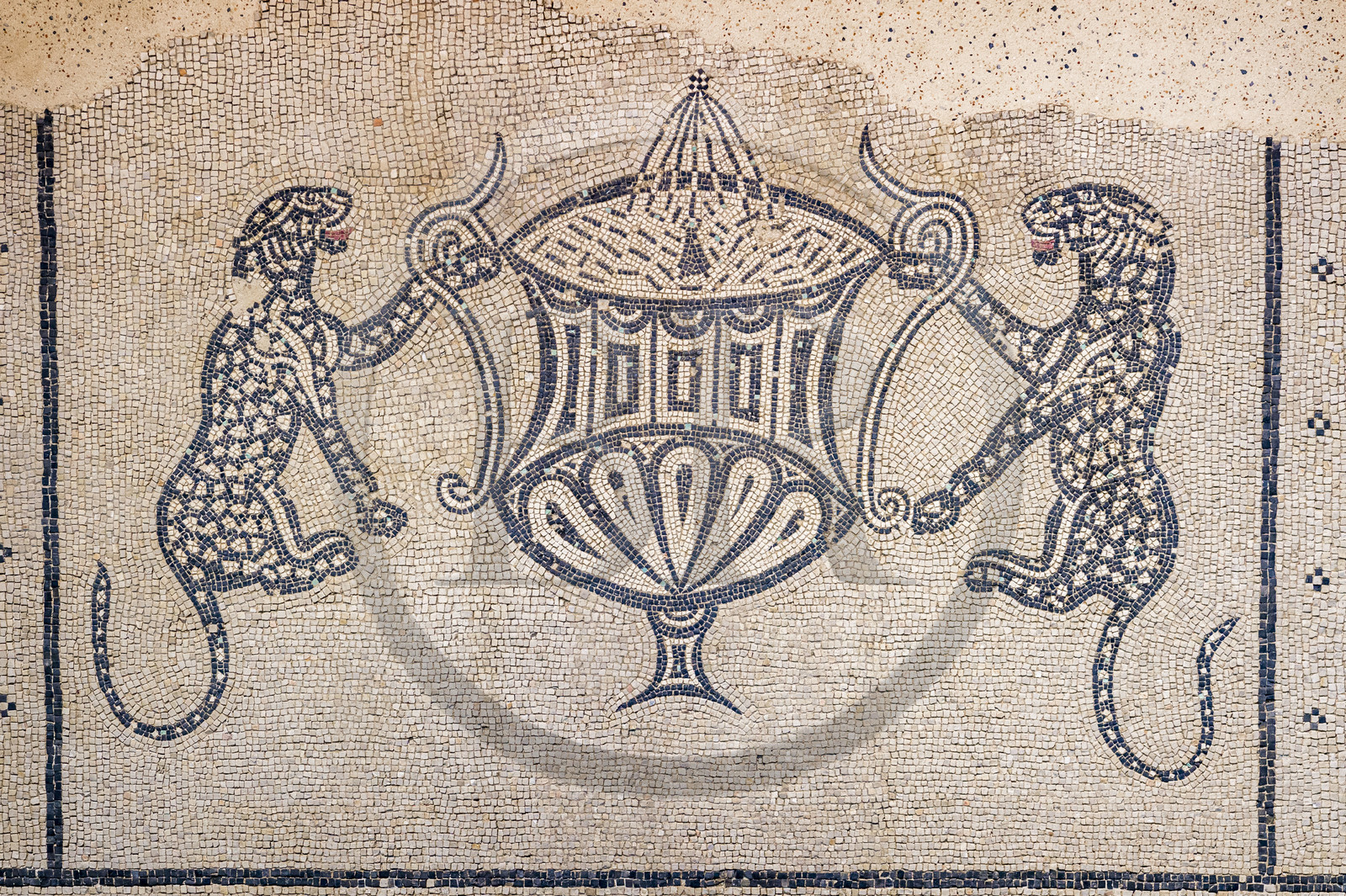 France, Gard (30), Nîmes, Musée de la Romanité de l'architecte, mosaique romaine avec panthères en pendant autour d'un cratère fontaine, début du IIème siècle ap. J.-C. France, Gard (30), Nîmes, Musée de la Romanité de l'architecte, mosaique romaine avec panthères en pendant autour d'un cratère fontaine, début du IIème siècle ap. J.-C.