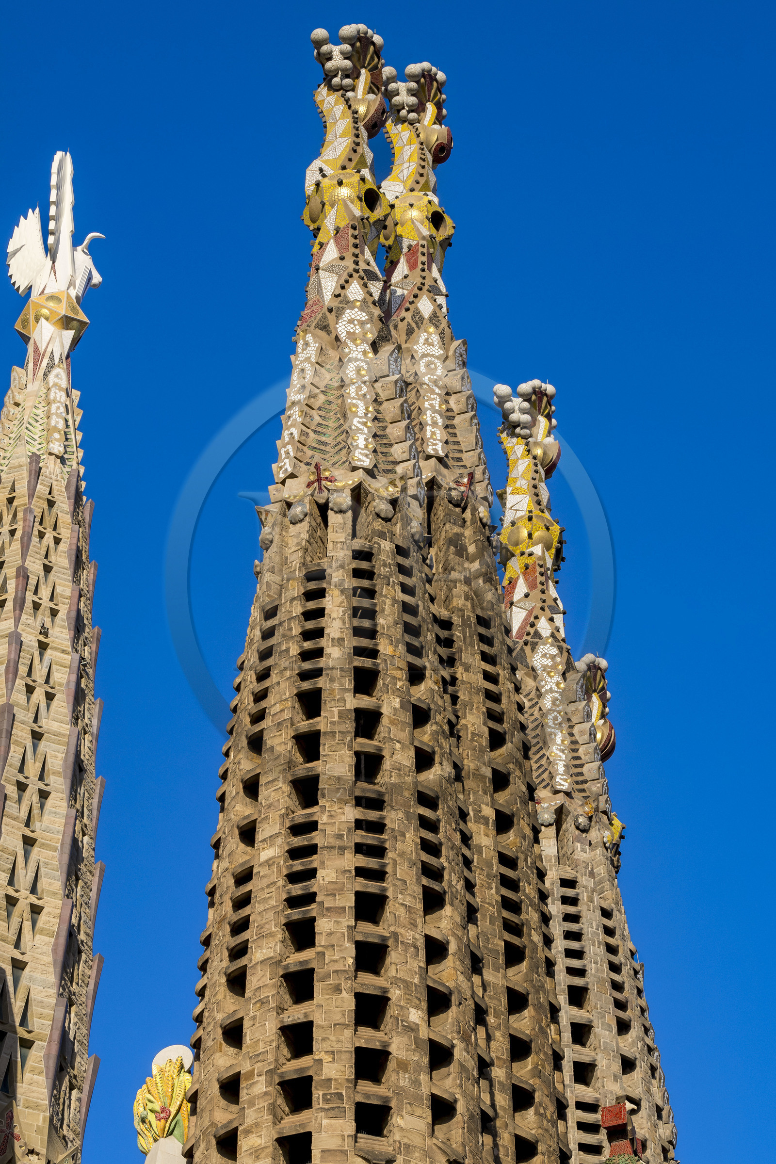 Espagne, Catalogne, Barcelone, quartier de l'Eixample, basilique de la Sagrada Familia de l'architecte du modernisme catalan Antoni Gaudi classée Patrimoine Mondial de l'UNESCO,  pinacle en mosaïque vénitienne des Tours des apotres et un des quatre campaniles de 135 mètres entourant le ciborium central dont le pinacle est couronné par le taureau ailé symbole de Saint Luc