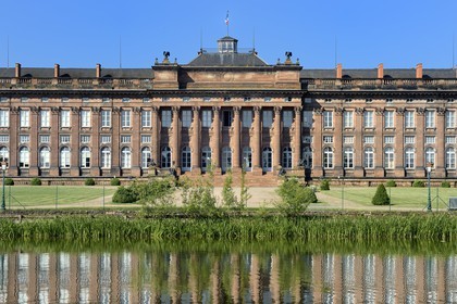 France, Bas-Rhin (67), Saverne, le château des Rohan et le canal de la Marne au Rhin