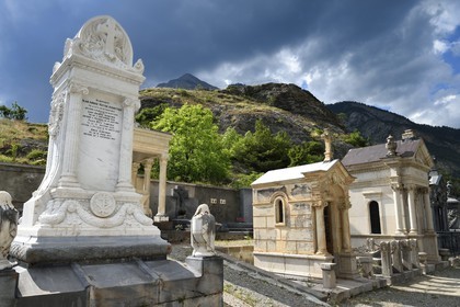 France, Alpes-de-Haute-Provence (04), vallée de l'Ubaye, le cimetière de Jausiers, tombe des quatre frères Audiffred, anciens négociants et propriétaires du magasin Al Puerto de Liverpool à Morelia au Mexique