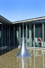 France, Bouches-du-Rhône (13),  Le Puy Sainte Réparade, Chateau La Coste domaine viticole et centre d'art contemporain, Centre d'Art de l'architecte Tadao Ando, Mathematical Model 012 par l'artiste Hiroshi Sugimoto au premier plan (Mention Obligatoire)