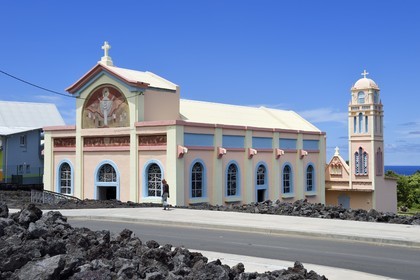 France, Ile de la Reunion, l'église Notre-Dame-des-Laves de Piton Sainte-Rose épargnée par la coulée de lave de 1977
