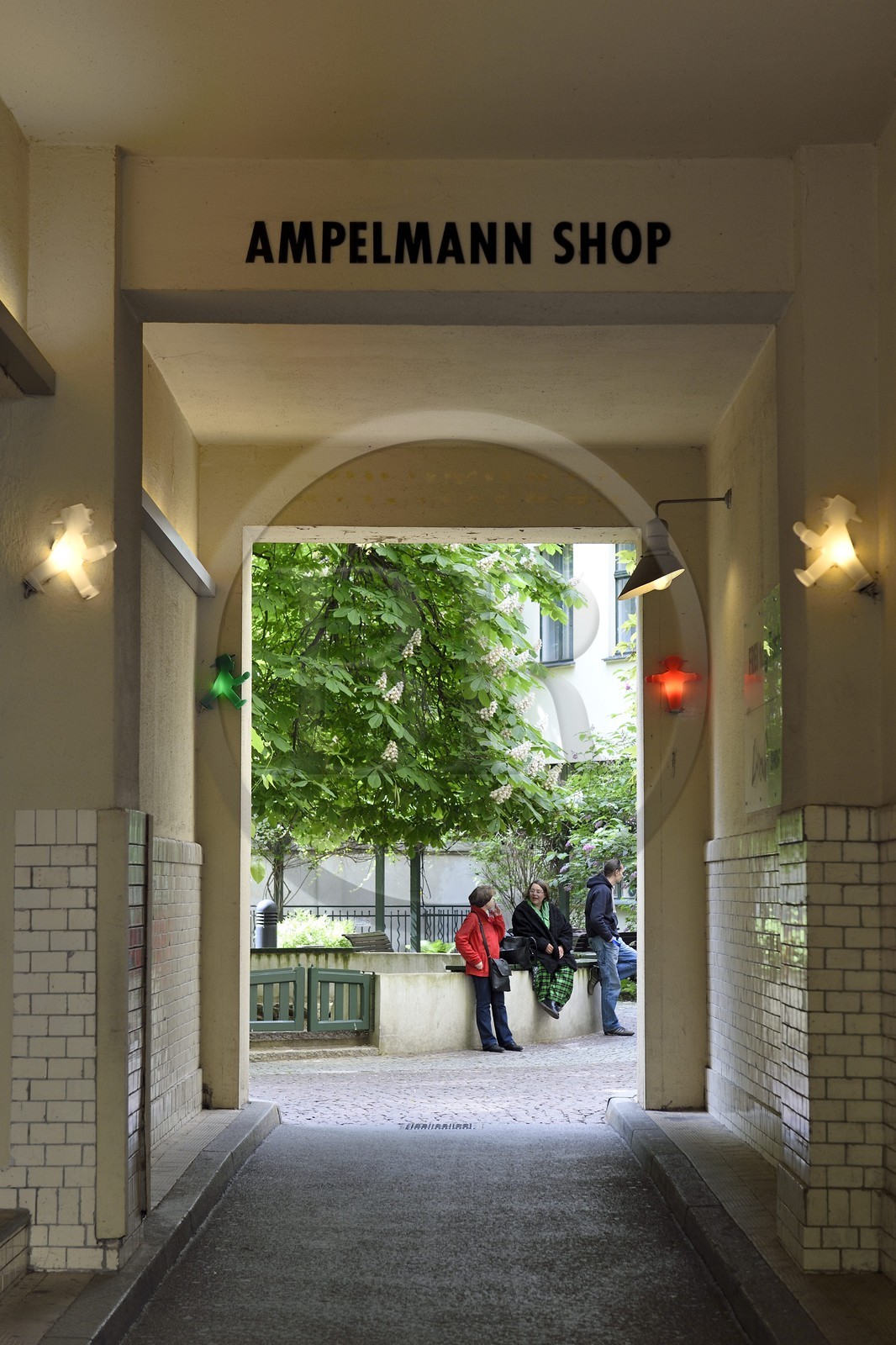 Allemagne, Berlin, Spandauer Vorstadt, Hackesche Höfe, la boutique Ampelmann Galerie Shop, dediée aux bonhommes rouges et verts des feux pour piétons de l'ex-RDA Allemagne, Berlin, Spandauer Vorstadt, Hackesche Höfe, la boutique Ampelmann Galerie Shop, dediée aux bonhommes rouges et verts des feux pour piétons de l'ex-RDA