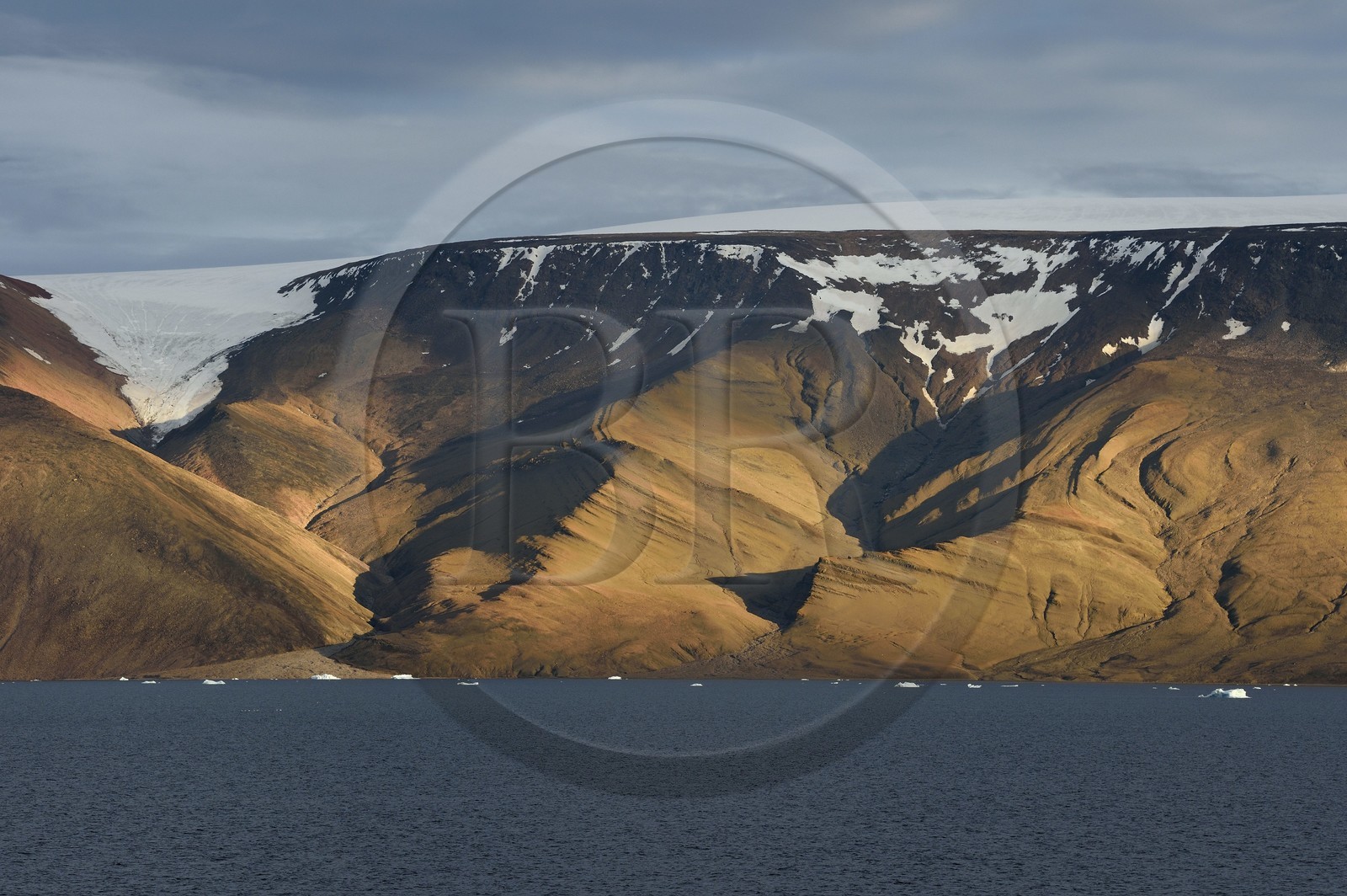 Groenland, cote Nord-Ouest, mer de Baffin, glacier descendant de la calotte glaciaire dans Inglefield Fjord vers Qaanaaq Groenland, cote Nord-Ouest, mer de Baffin, glacier descendant de la calotte glaciaire dans Inglefield Fjord vers Qaanaaq