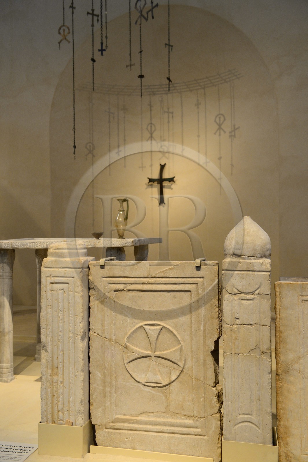Israel, Jérusalem, quartier de Guivat Ram, musée d'Israel, departement d'archéologie, la salle 6 appelée La Terre Sainte, reconstitution d'une église Bema (presbytère), 4ème au 6ème siècle de notre ère