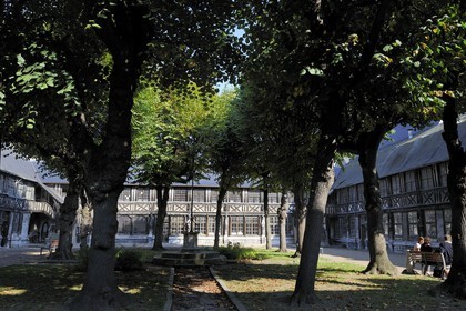 France, Seine-Maritime (76), Rouen, l'Aître Saint-Maclou, ancien ossuaire crée pendant la Grande Peste noire de 1348, qui abrite aujourd'hui l’Ecole des Beaux-Arts