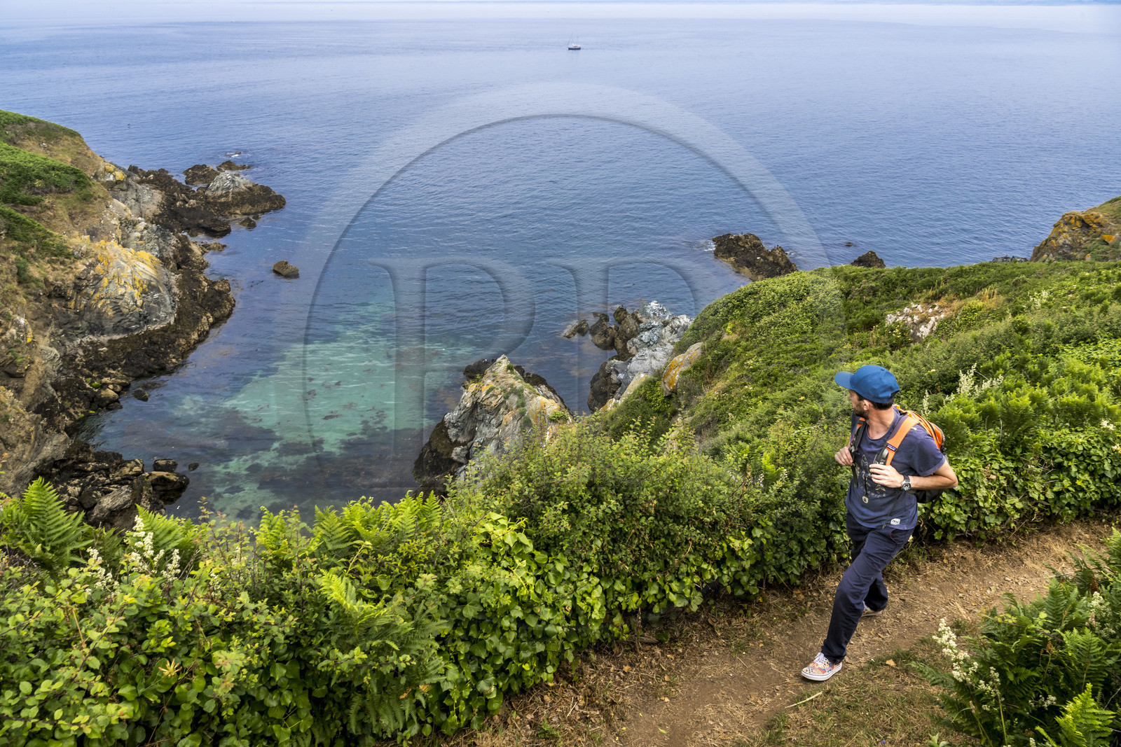 France, Morbihan (56), Ile de Groix, la réserve naturelle Francois Le Bail de la Pointe de Pen-Men, randonneur sur le sentier côtier France, Morbihan (56), Ile de Groix, la réserve naturelle Francois Le Bail de la Pointe de Pen-Men, randonneur sur le sentier côtier