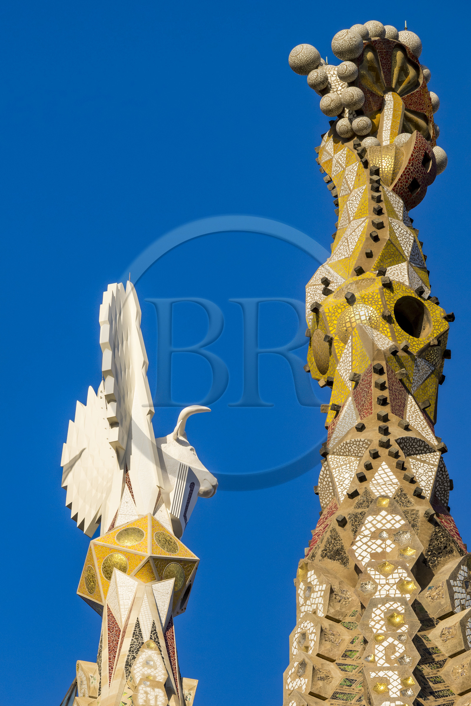 Espagne, Catalogne, Barcelone, quartier de l'Eixample, basilique de la Sagrada Familia de l'architecte du modernisme catalan Antoni Gaudi classée Patrimoine Mondial de l'UNESCO,  pinacle en mosaïque vénitienne des Tours des apotres et un des quatre campaniles de 135 mètres entourant le ciborium central dont le pinacle est couronné par le taureau ailé symbole de Saint Luc