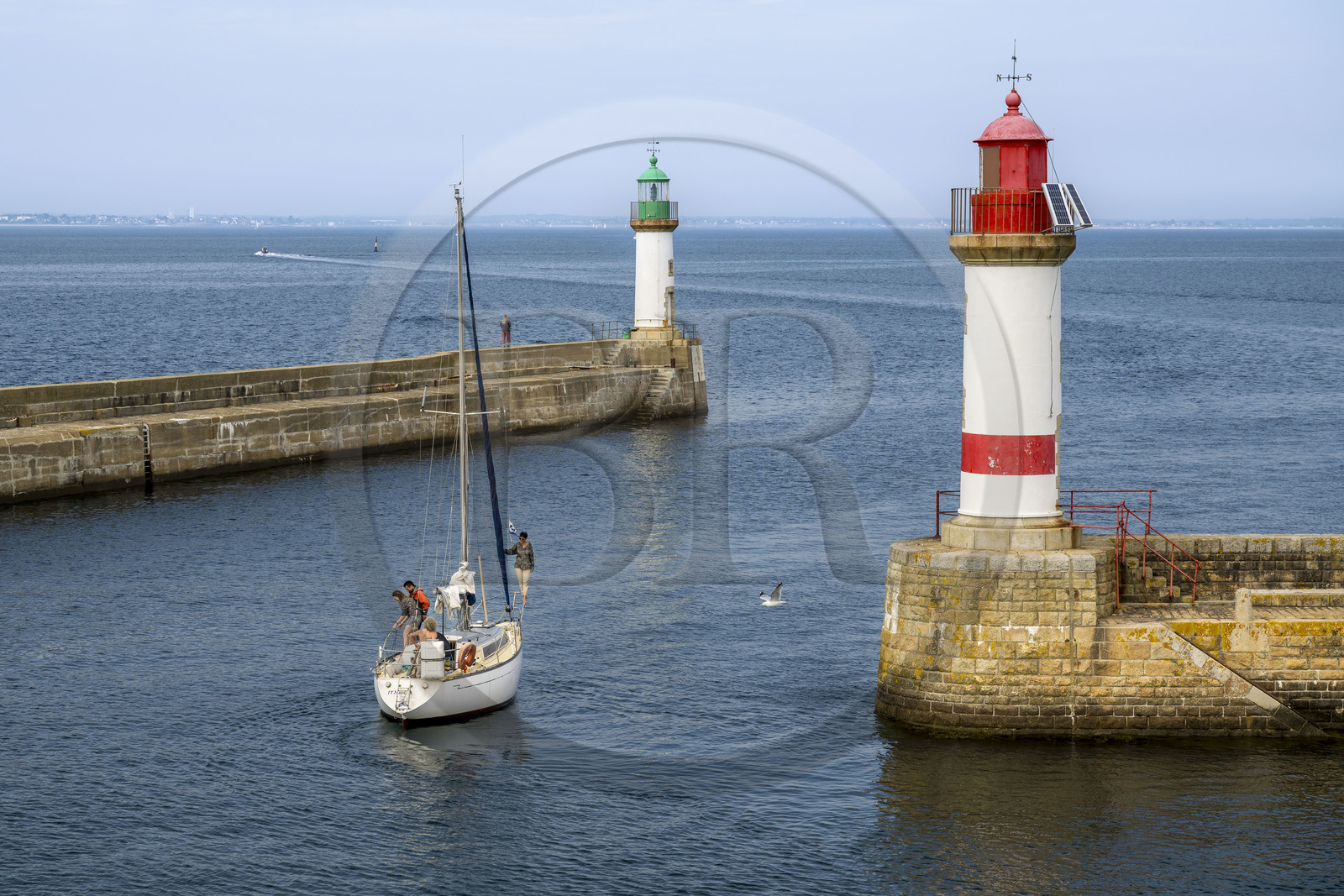 France, Morbihan (56), Ile de Groix, Port Tudy, voilier entre les deux balises à l'entrée du port France, Morbihan (56), Ile de Groix, Port Tudy, voilier entre les deux balises à l'entrée du port
