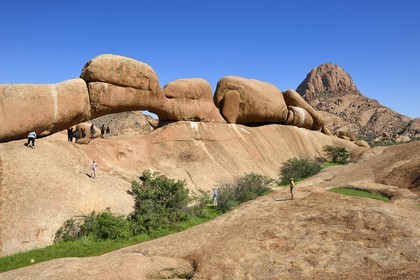 Namibie, région de Erongo, Damaraland, le Spitzkoppe ou Spitzkop (1784 m), arche naturelle dans la montagne granitique dans le désert du Namib