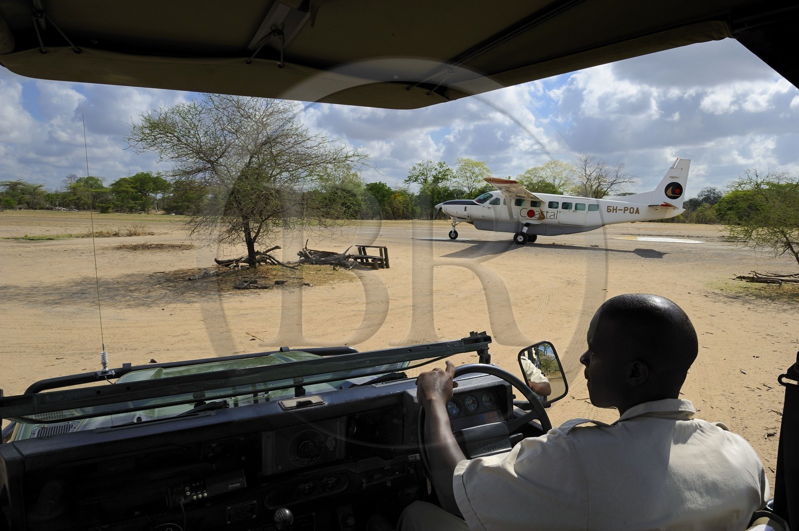 Tanzanie, Reserve de gibier de Selous une des plus grandes zones protégées au monde et inscrite sur la liste du patrimoine mondial de l’Unesco depuis 1982, piste d'atterrissage de brousse