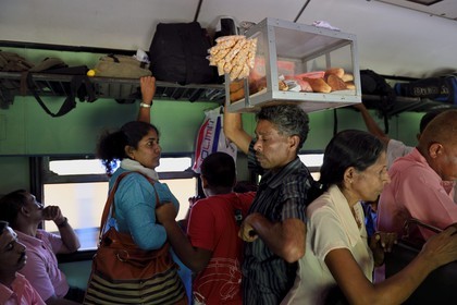 Sri Lanka, Province de l'Ouest, train de Colombo à Galle, vendeur ambulant