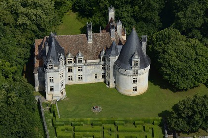 France, Dordogne (24), Périgord Vert, Villars, Chateau de Puyguilhem (vue aérienne)