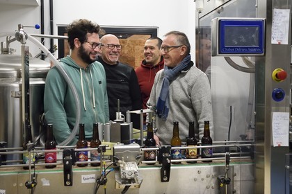 France, Haut-Rhin (68), Kaysersberg, Brasserie Bisaigue, le brasseur artisanal Thibaut Ancel (à gauche) propose des proposant des bières non filtrées et non pasteurisées