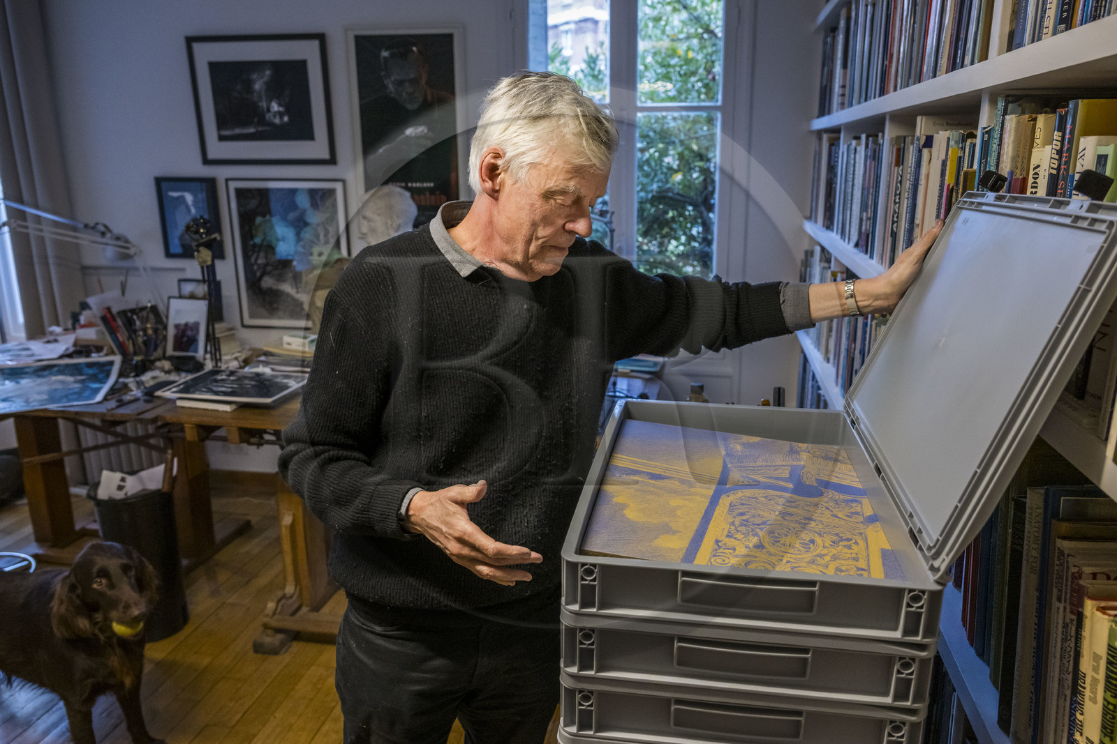 France, Paris (75), le dessinateur et auteur de bande-dessinée François Schuiten dans son atelier parisien, son dessin sur une des futures plaques de céramique qui orneront le quai de la station de métro Pont de Sèvres du futur réseau du Grand Paris Express France, Paris (75), le dessinateur et auteur de bande-dessinée François Schuiten dans son atelier parisien, son dessin sur une des futures plaques de céramique qui orneront le quai de la station de métro Pont de Sèvres du futur réseau du Grand Paris Express