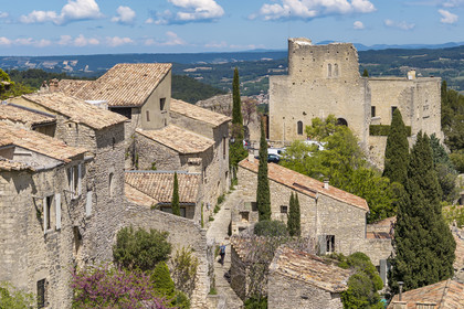 France, Vaucluse (84), Dentelles de Montmirail, le village perché de Crestet et son chateau du IXe siècle (vue aérienne)