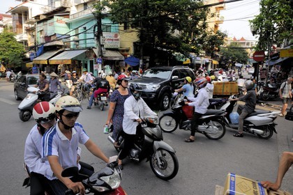Vietnam, Hanoï, circulation en moto dans la vieille ville